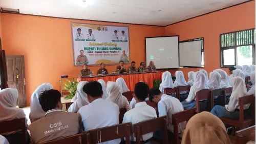 Bupati Tulang Bawang Kunjungi SMAN 1 Dente Teladas Dalam Kegiatan Bupati Mengajar