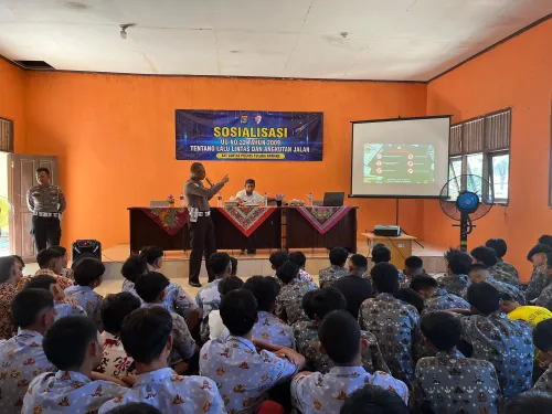 Sosialisasi Undang- Undang No. 22  Tahun 2009  tentang Lalu Lintas dan Angkutan Jalan di SMA Negeri 1 Dente Teladas