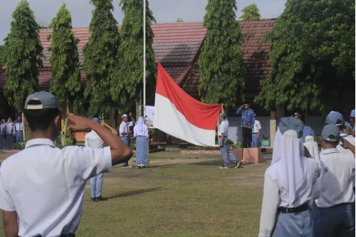 SMA Negeri 1 Dente Teladas Gelar Upacara Hari Pahlawan
