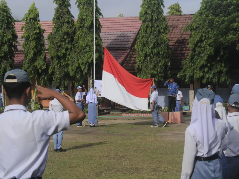 SMA Negeri 1 Dente Teladas Gelar Upacara Hari Pahlawan